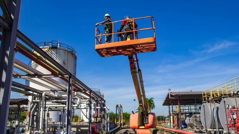 Técnico com EPI realizando inspeção em vaso de pressão conforme NR-13, Regimec Engenharia